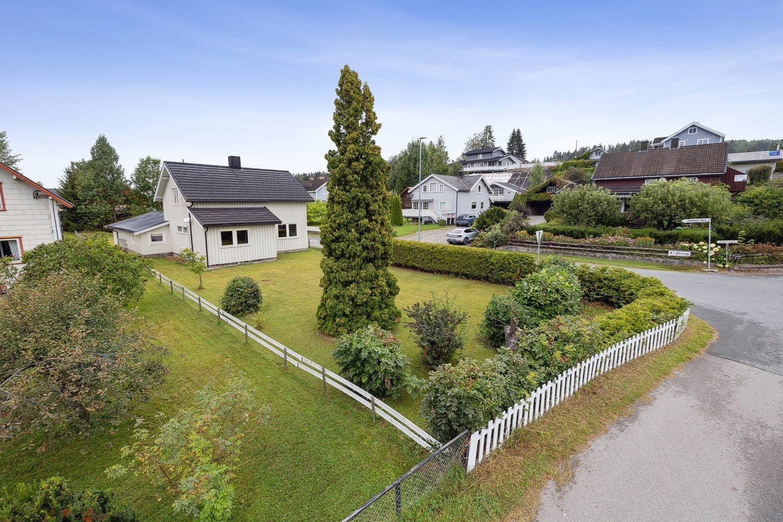 Flott hage opparbeidet med plen og div beplantning. Galleribilde