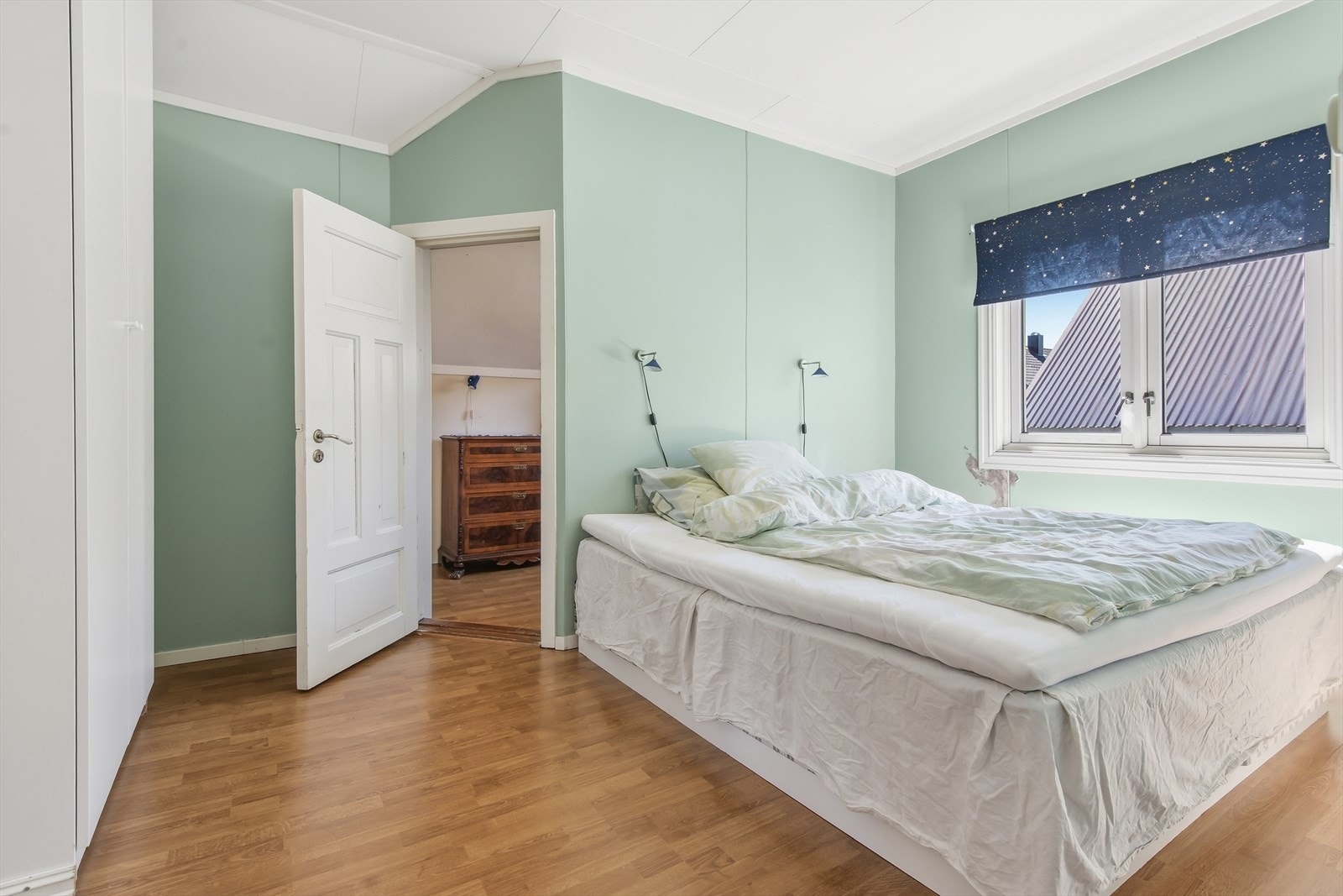 Soverom i 2. etasje med walk-in/bod. Galleribilde