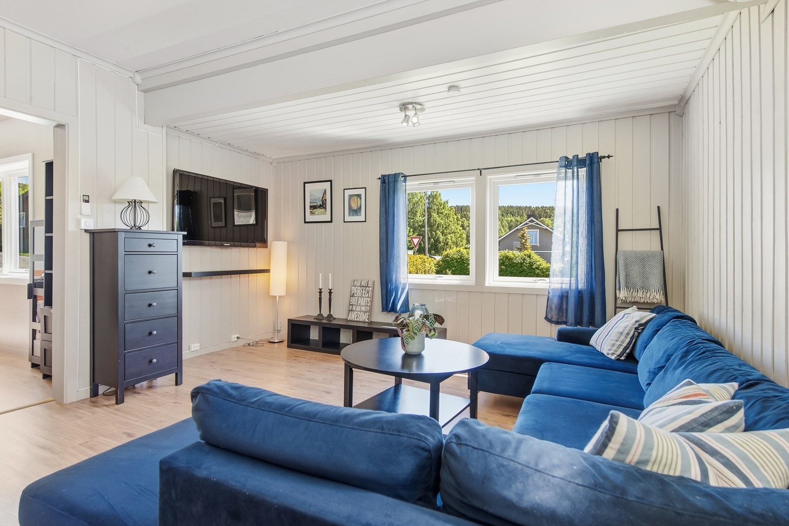 God plass for romslig sofa, TV og ønsket møblement. Galleribilde