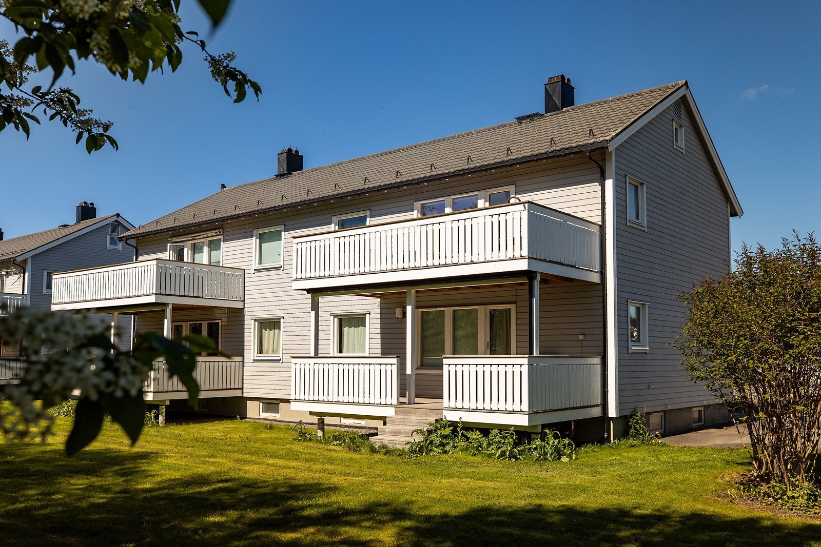 Velkommen til Myrveien 1. Leilighet i 1. etg med sentral beliggenhet. Leiligheten sees rett frem på bildet. Galleribilde