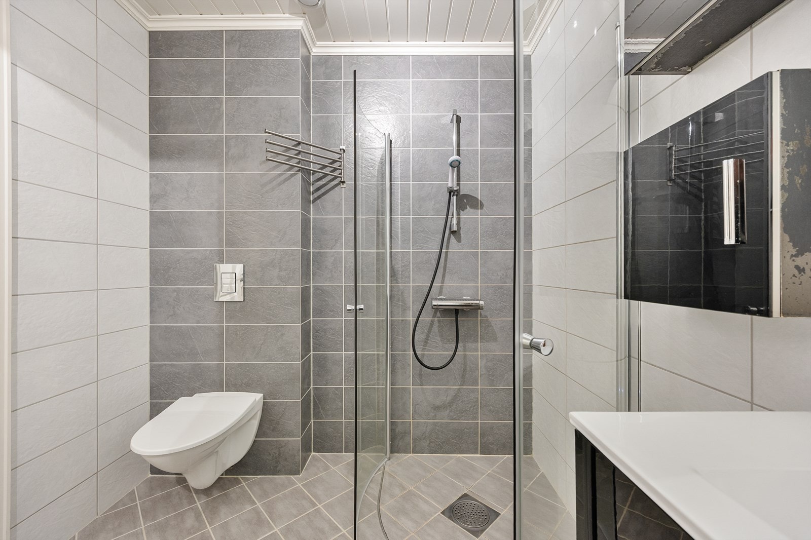 Badet har flislagt gulv og vegger, samt lun og god gulvvarme. Galleribilde