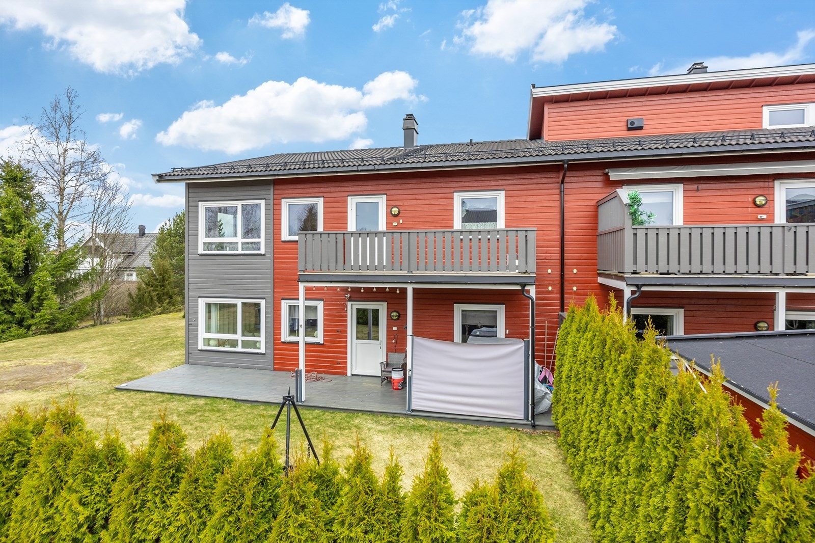 Leiligheten ligger i andre etasje med en herlig balkong og disponerer en garasjeplass med plass til 2 biler i parkeringskjeller. Galleribilde