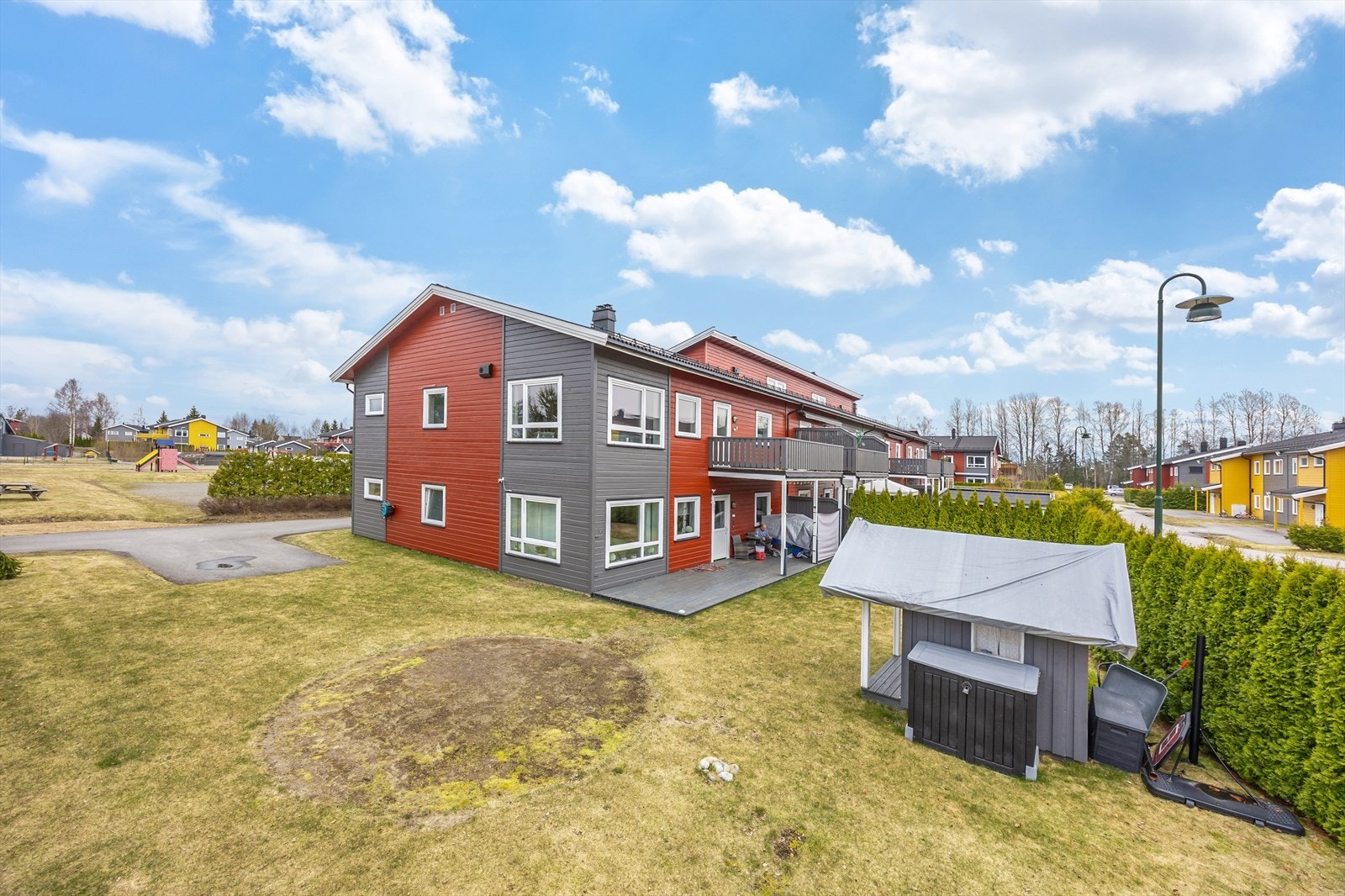 Boligen ligger i et hyggelig og barnevennlig område, med balkong vendt mot rolige fellesområder. Galleribilde