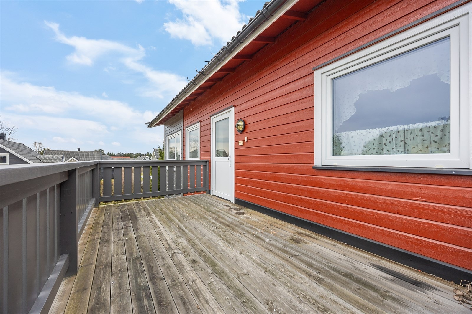 Fra stuen er det utgang til en romslig og solrik balkong på 12,8 m², vendt mot rolige fellesområder. Her er det god plass til en sittegruppe for å nyte uteområdet. Galleribilde