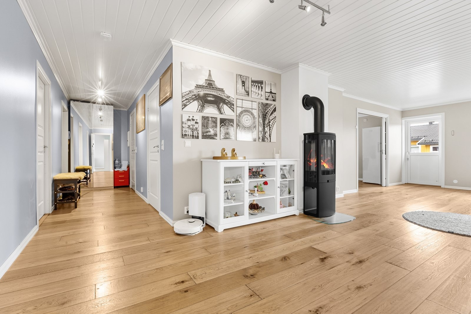 Videre gjennom den praktiske planløsningen til boligens fire soverom. Galleribilde