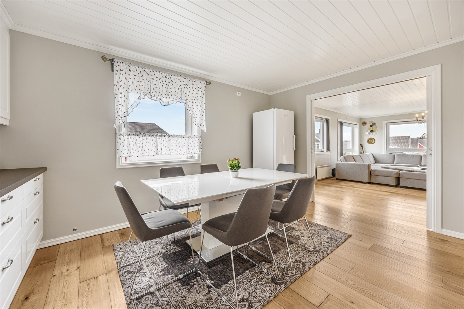 Den åpne løsningen gjør det enkelt å holde kontakten med gjestene i stuen mens man legger siste hånd på verket. Galleribilde