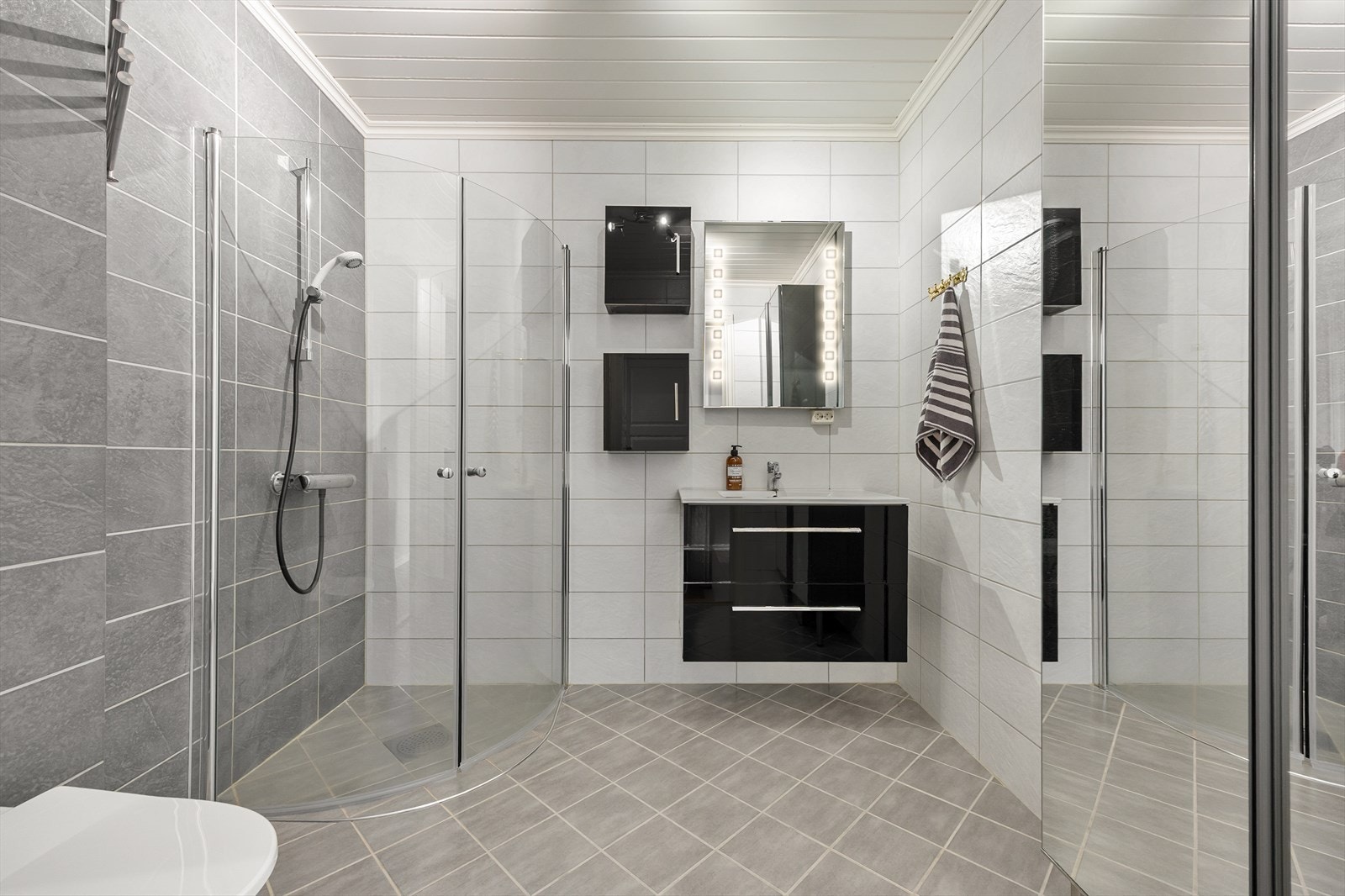 Det andre badet er utstyrt med dusjhjørne med glassdører, servantinnredning og vegghengt toalett. Galleribilde