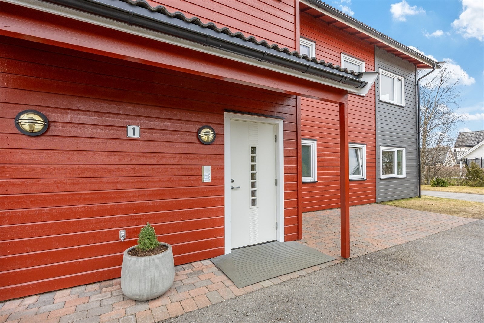 Velkommen inn! Inngangspartiet er hyggelig med felles trappegang til firemannsboligen. Galleribilde