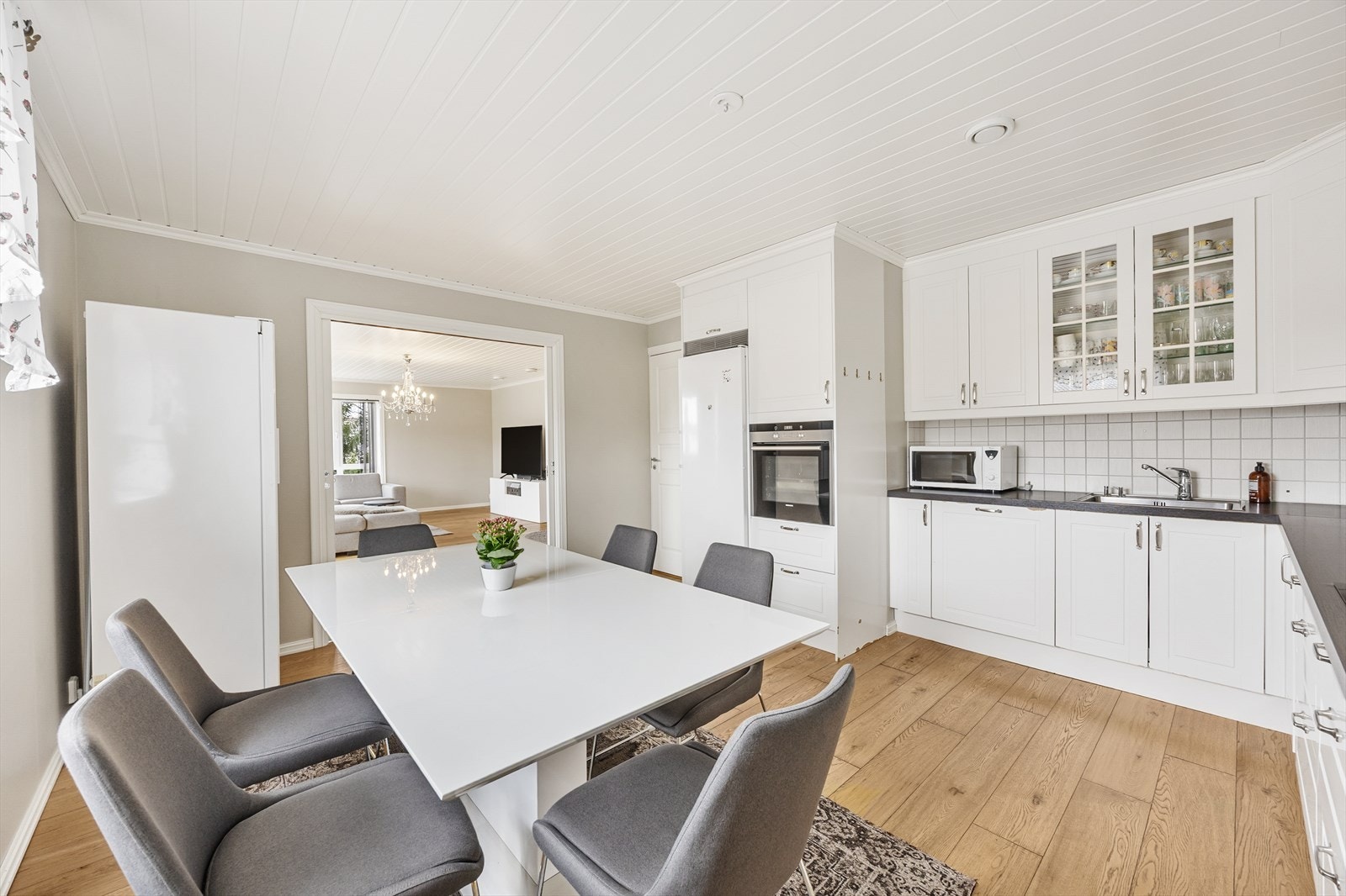 Det er god plass til en hyggelig spisegruppe på kjøkkenet. Galleribilde