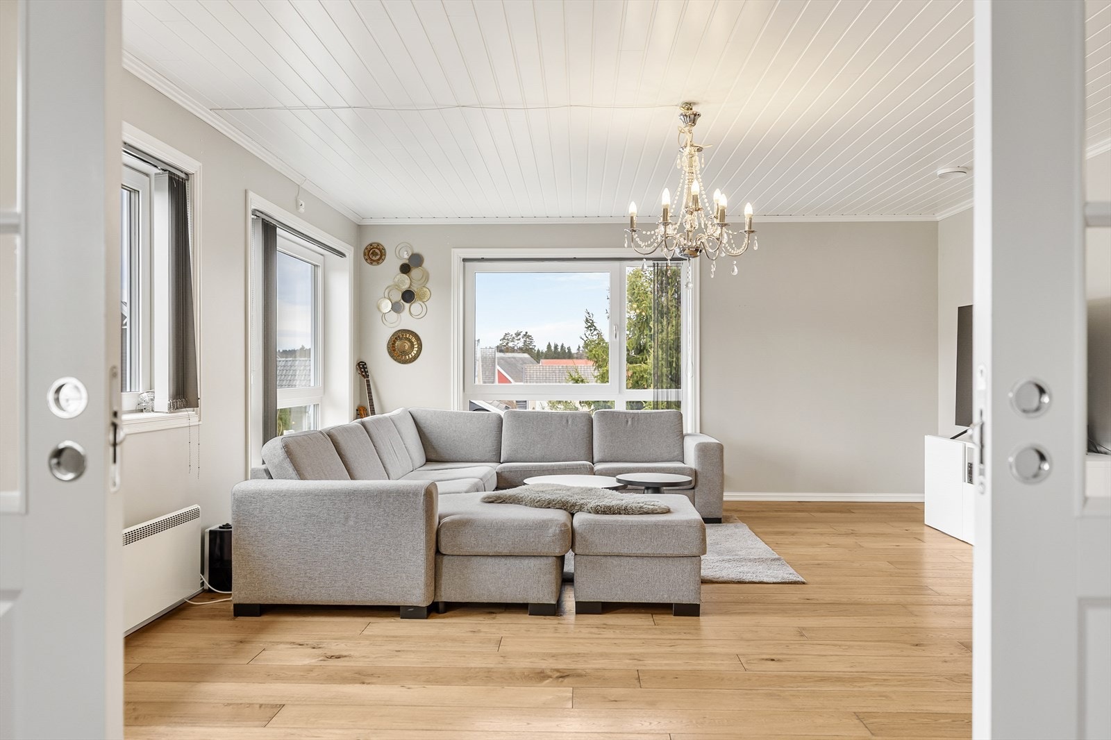 I stuen er det god plass til en stor sofagruppe, TV-møblement og annet. Galleribilde