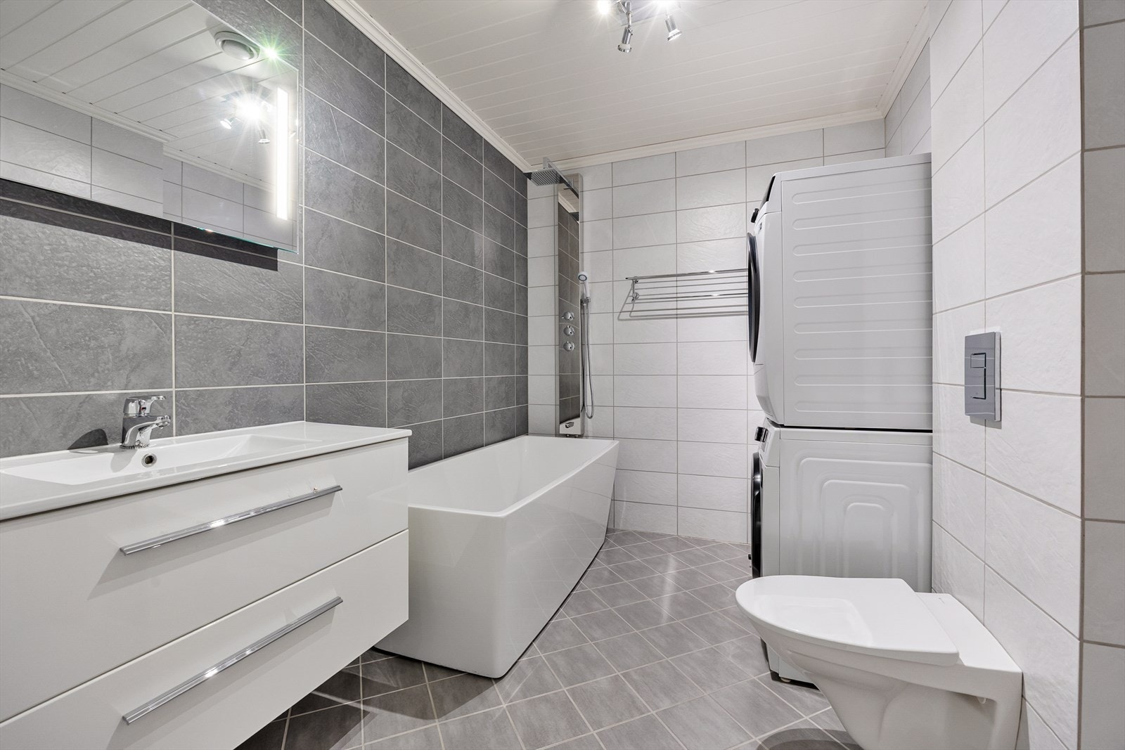 Leiligheten har to bad. Hovedbadet er innredet med badekar, vegghengt toalett, servant m/speil og opplegg for vaskemaskin. Galleribilde