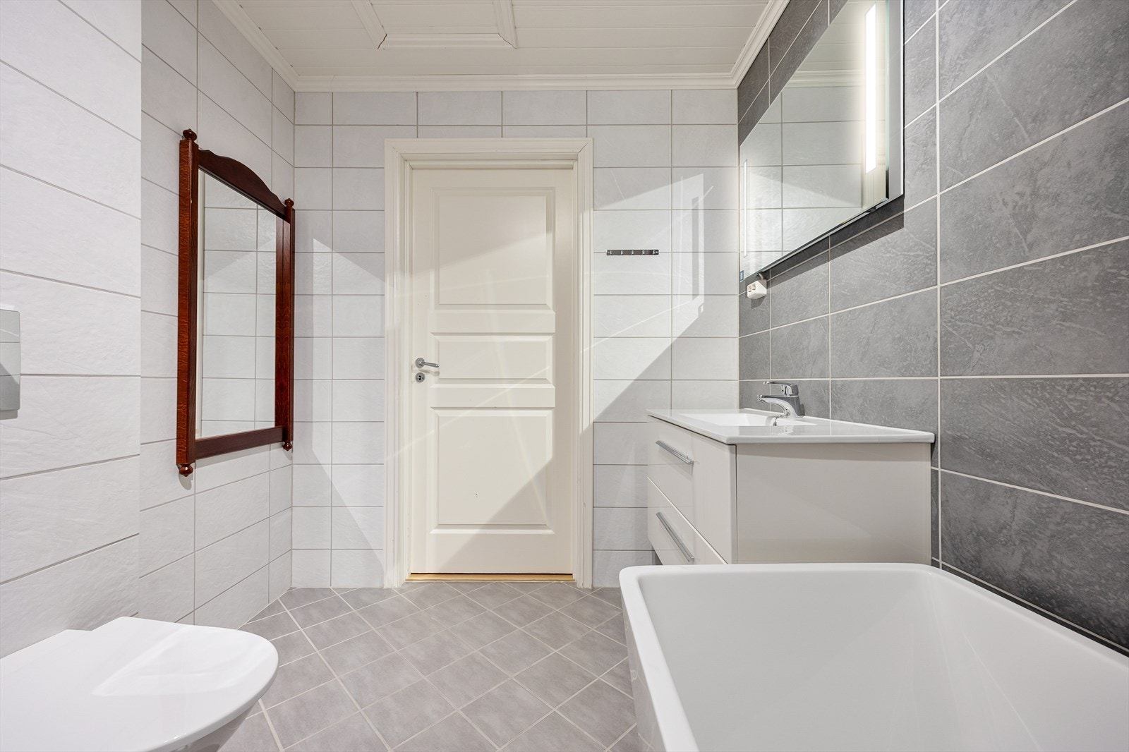 Badet har flislagte gulv og vegger, samt komfortabel gulvvarme. Galleribilde