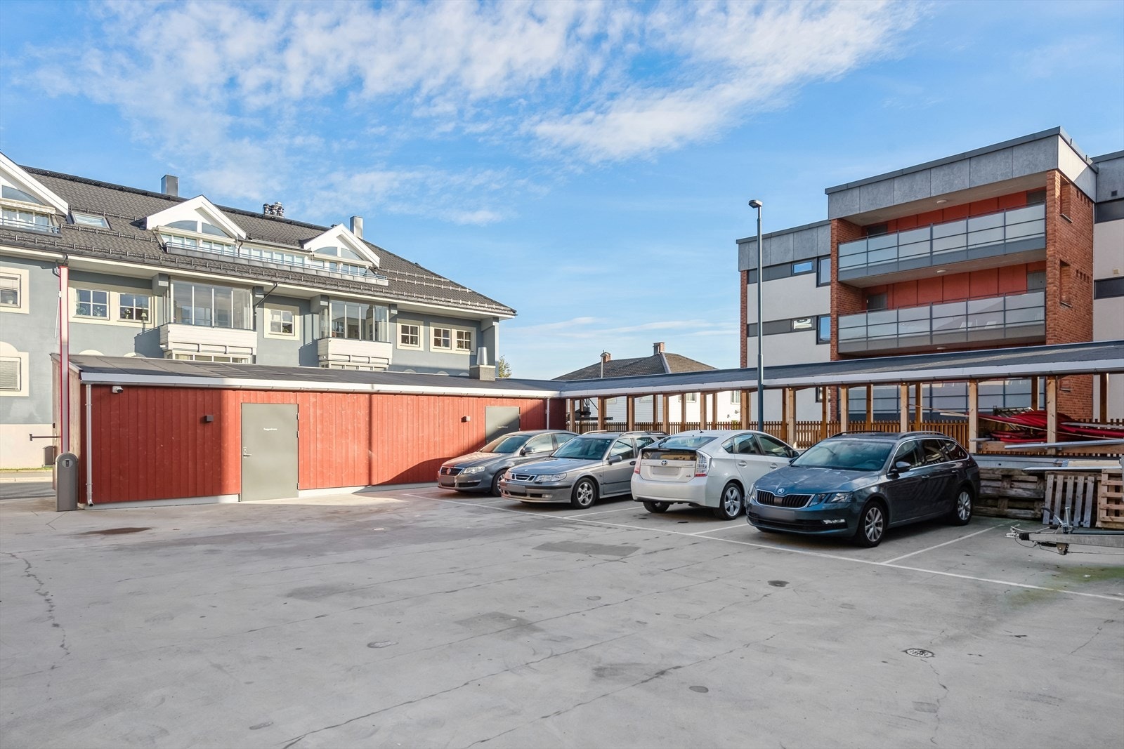 Mulighet til å leie p.plass i båkgården kr. 900,- per mnd. Felles utvendig bod på gårdsplassen. Galleribilde