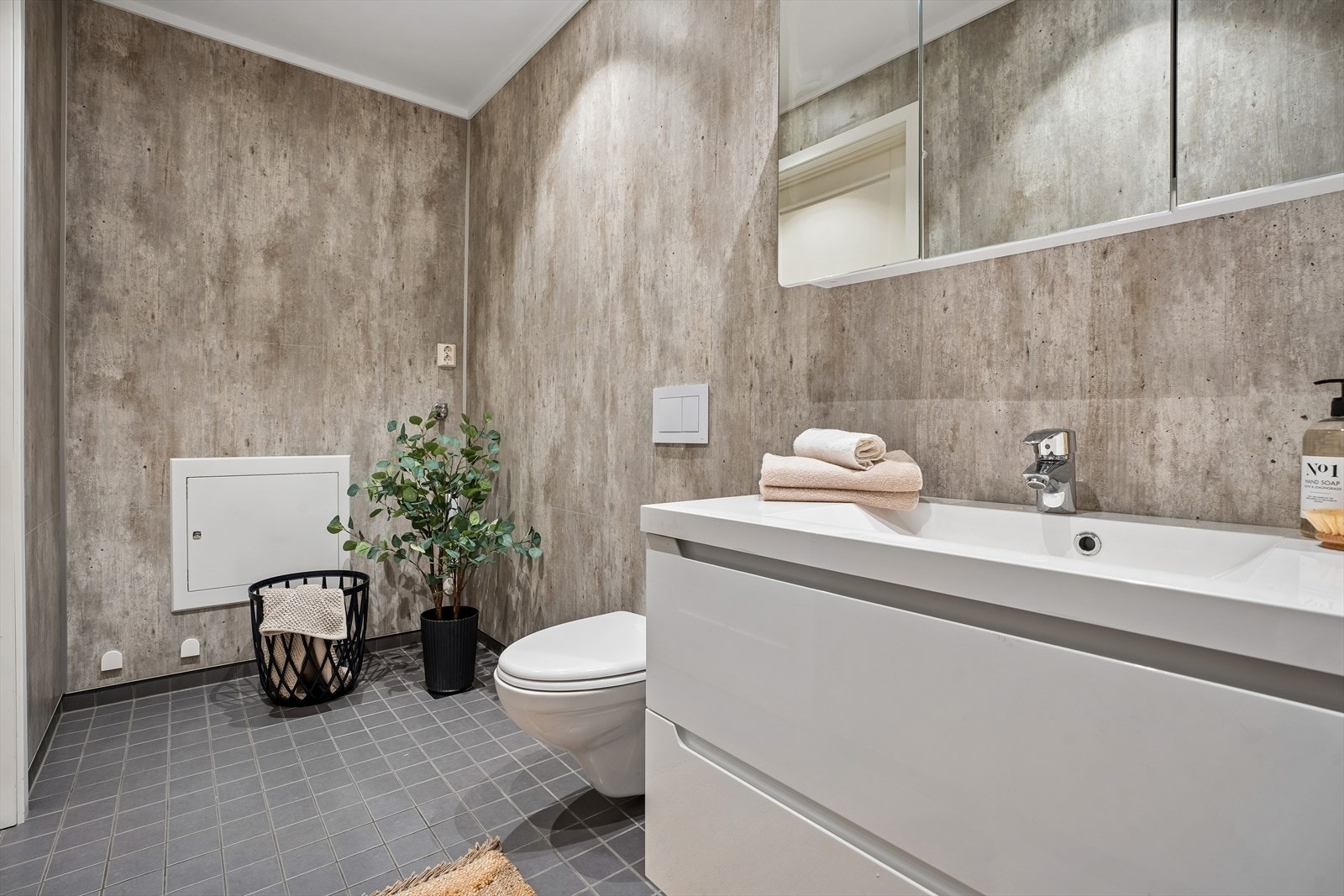 Badet ble modernisert i 2018 og har flislagt gulv med elektriske varmekabler. Galleribilde