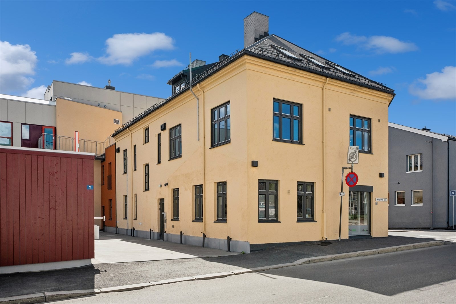 Bygården har en svært sentral beliggenhet i Gjøvik sentrum. Galleribilde