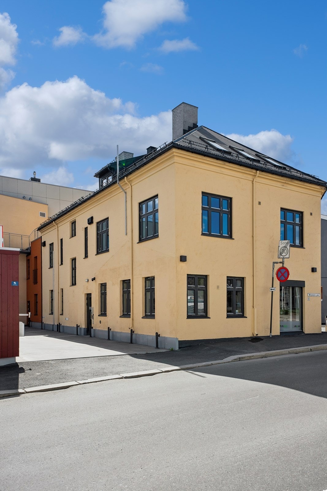 Bygningen ble ombygget i 2003, og leiligheten er modernisert i flere omganger siden 2018. Galleribilde