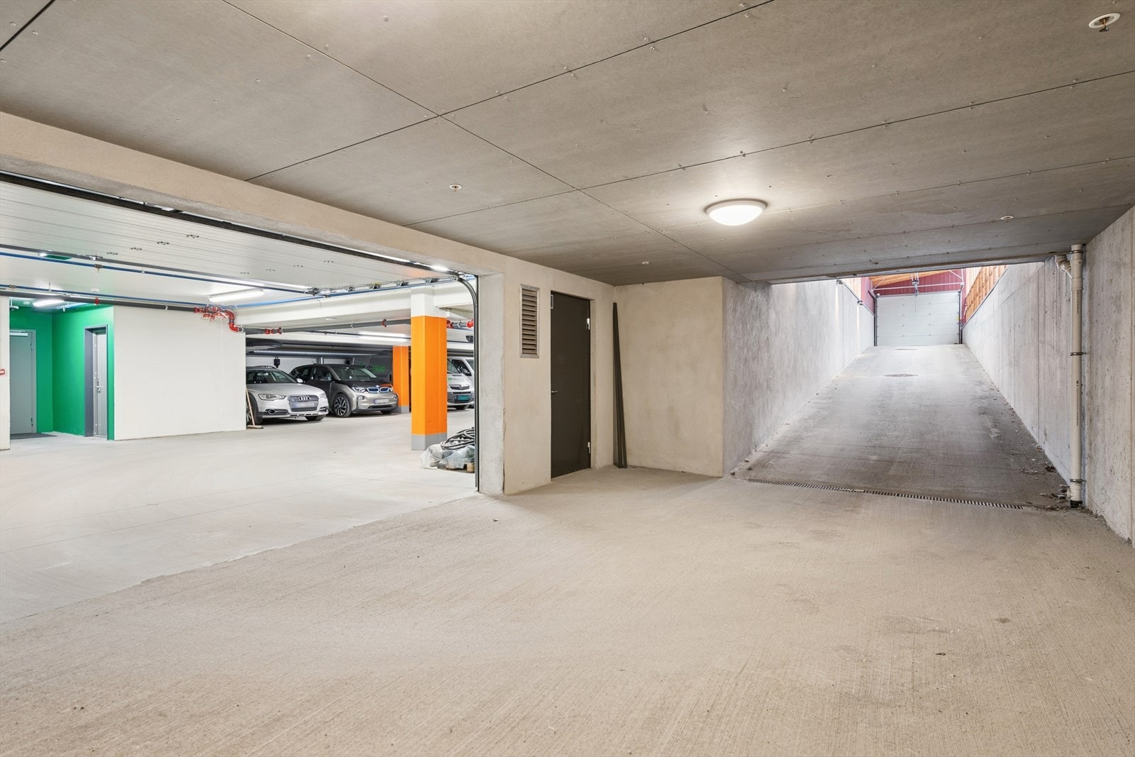 Det er mulighet for å leie parkeringsplass i felles, lukket garasjeanlegg kr. 1500,- per mnd. Galleribilde
