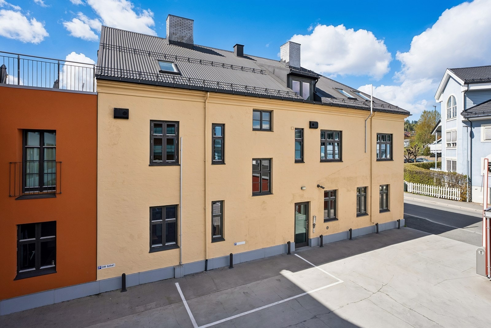 Sameiet disponerer p-plasser i bakgård og avtale om leie gjøres med styreleder. Galleribilde