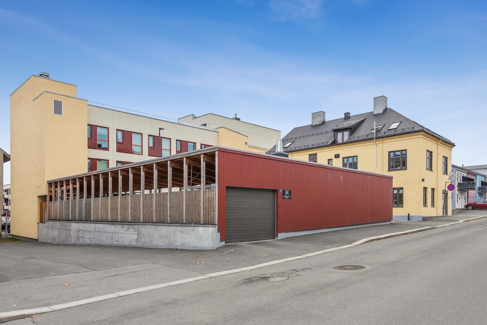 Garasjeanlegget har enkel adkomst via trapp direkte til bakgården. Galleribilde