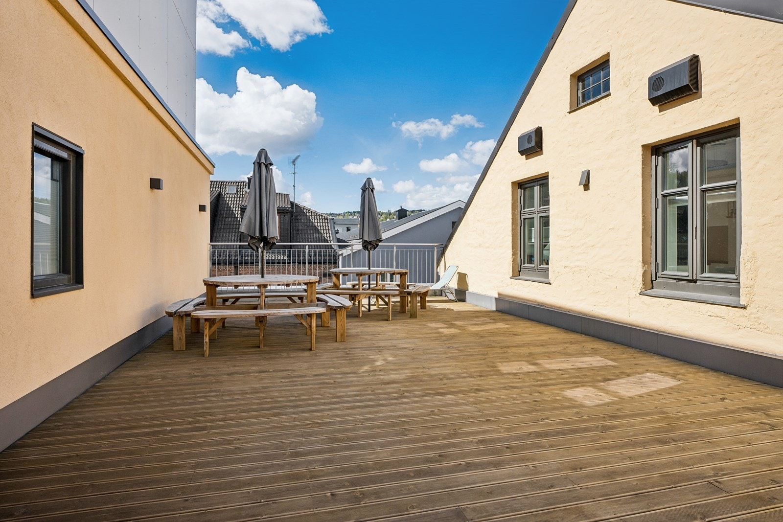 Takterrassen er et hyggelig samlingspunkt med plass til flere sittegrupper. Galleribilde