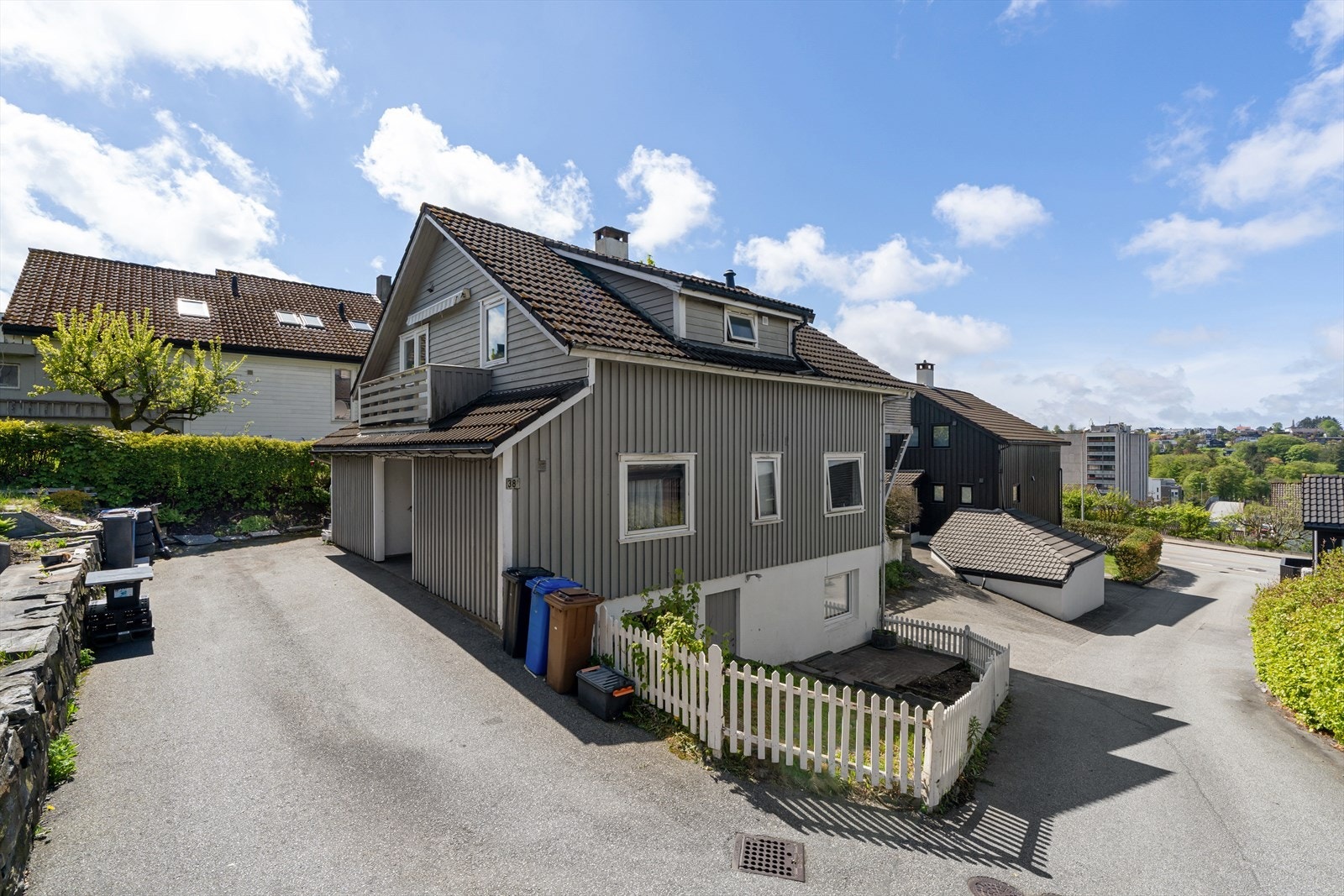 Ønsker du å bo i en moderne leilighet med fantastisk utsikt, sentral beliggenhet, og en uinnredet kjeller med store muligheter? Galleribilde