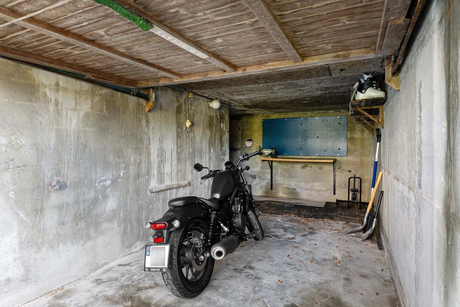 Fast parkering i garasje, samt på felles eiet tomt Galleribilde