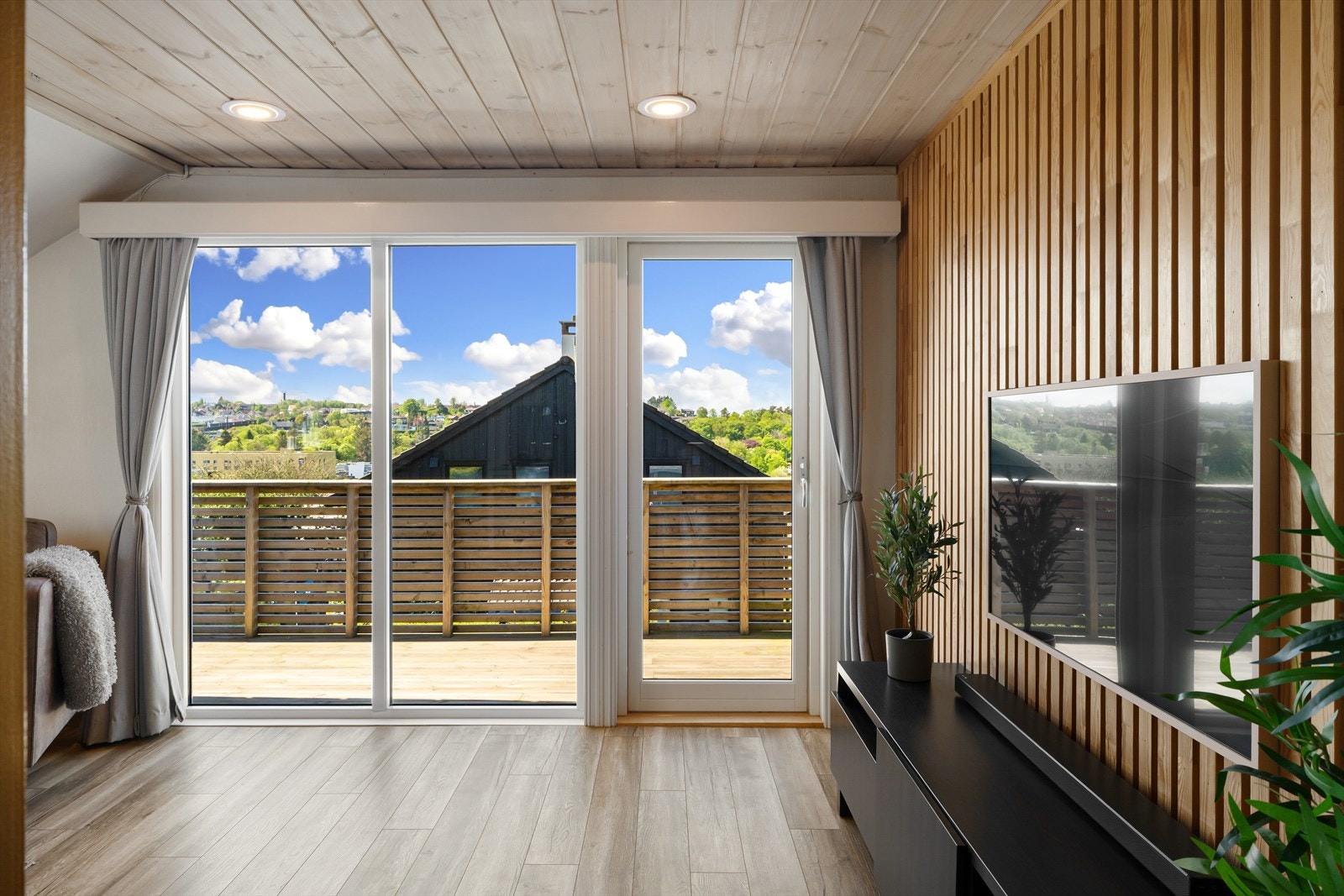 Fra stuen er det store skyvedører og vinduer som slipper inn rikelig med naturlig lys, samt direkte utgang til en romslig balkong med kveldssol og flott utsikt Galleribilde