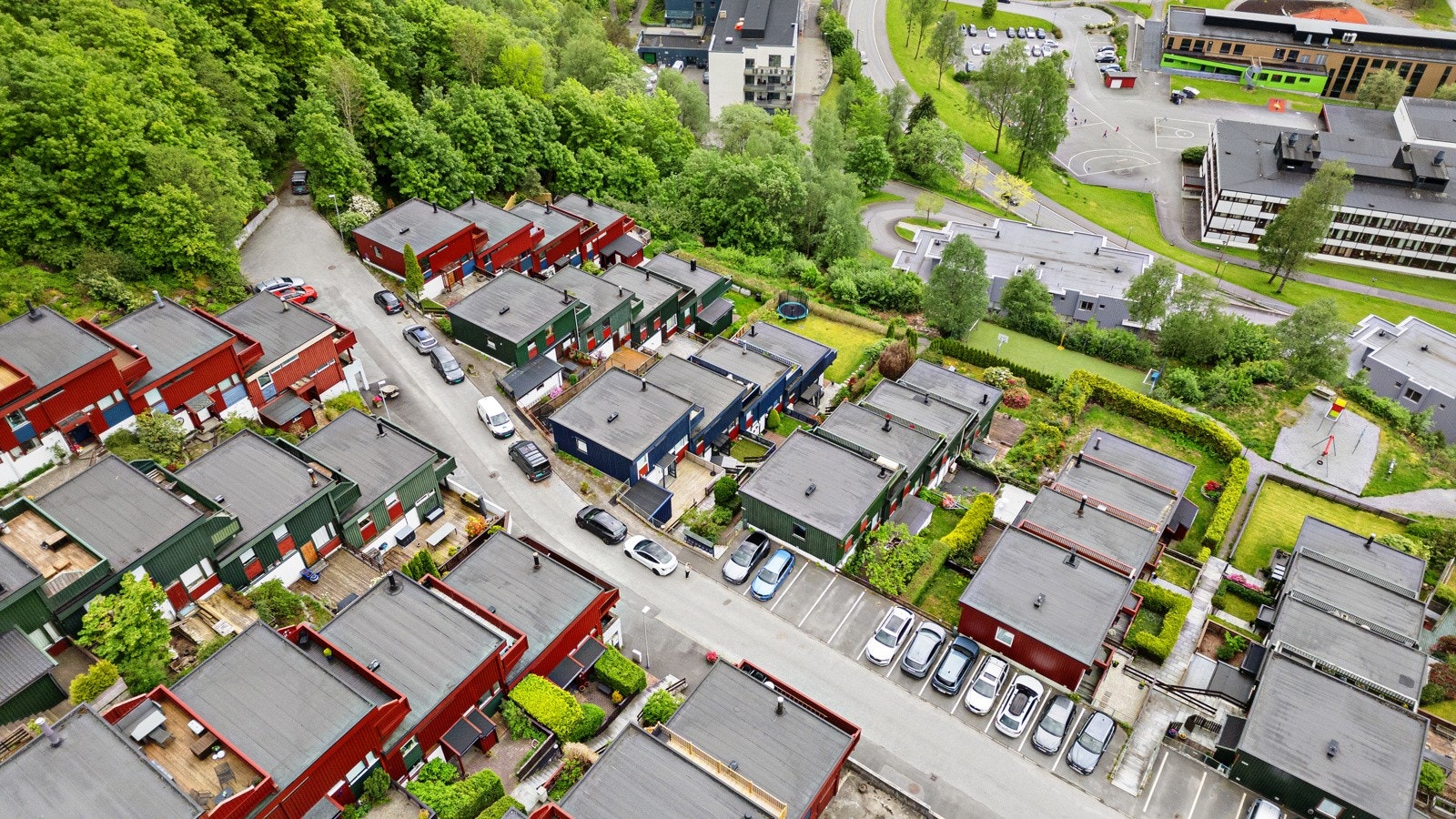 Boligen disponerer også fast parkeringsplass. Galleribilde