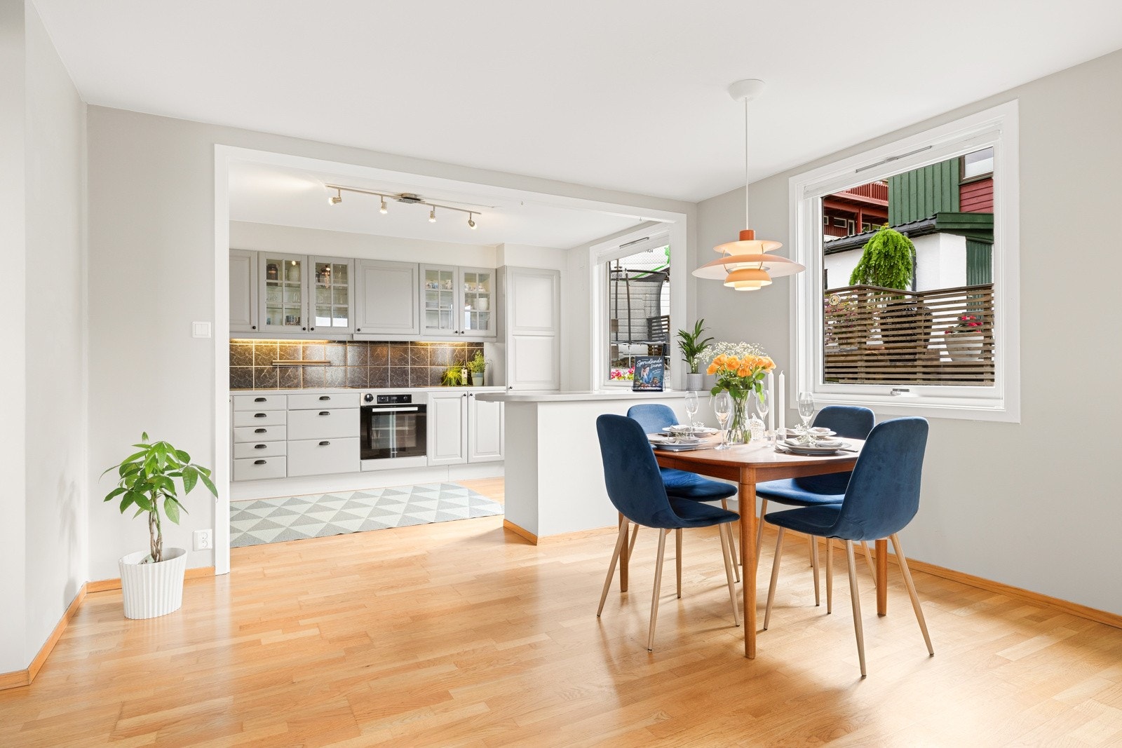 Lyst og åpent oppholdsrom med stue/kjøkken og trappeløsning på hele 54 m², som skaper en sosial og innbydende atmosfære med god plass til både dagligliv og gjestebesøk. Galleribilde