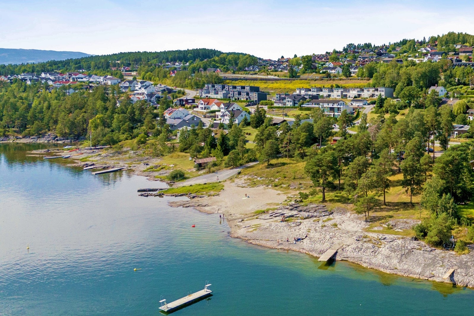 Fra morgenbad til sommerkvelder ved fjorden - Høyenhallstranda ligger i gangavstand fra boligen Galleribilde