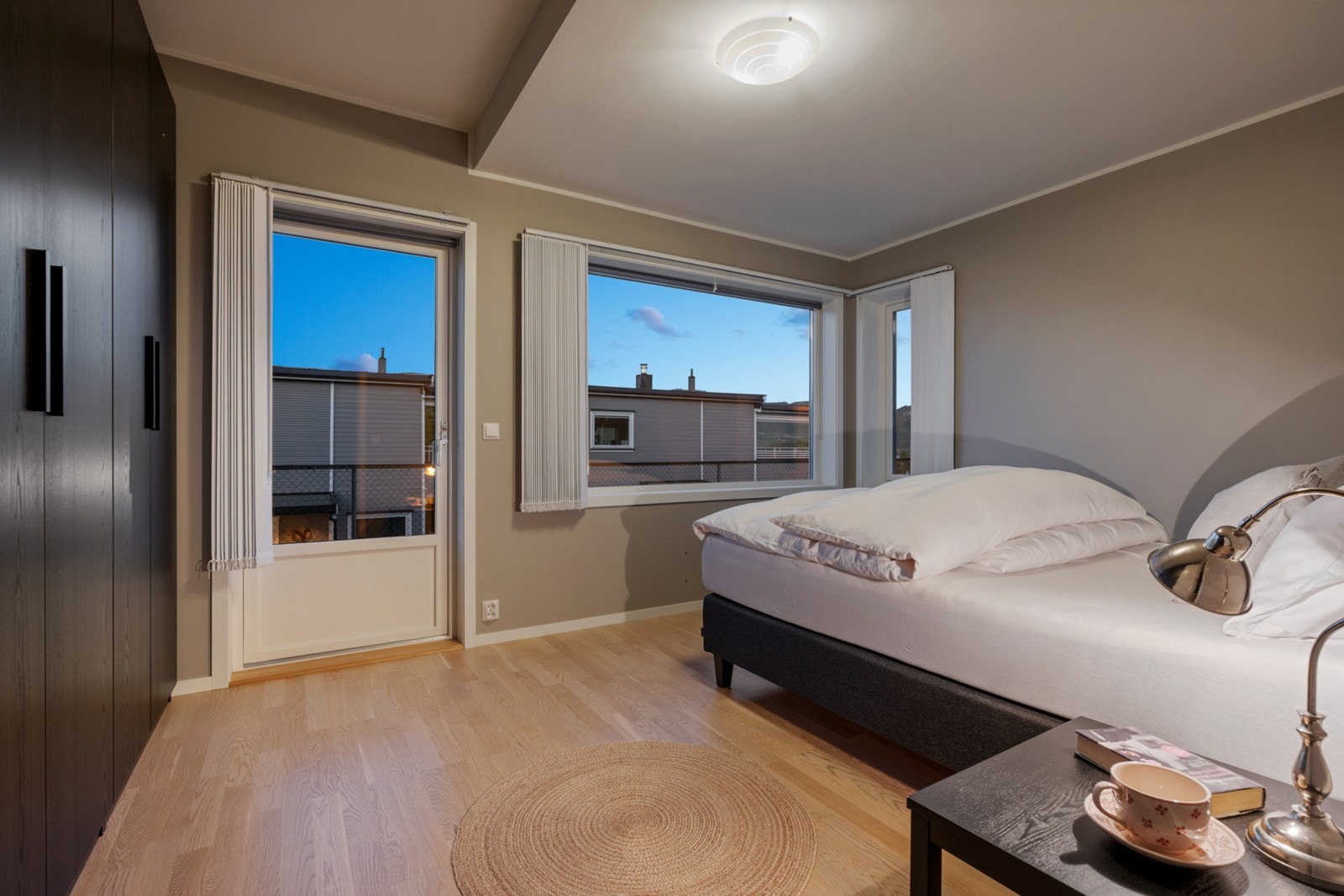 Hovedsoverom med adkomst til hage på fremsiden av huset. Galleribilde