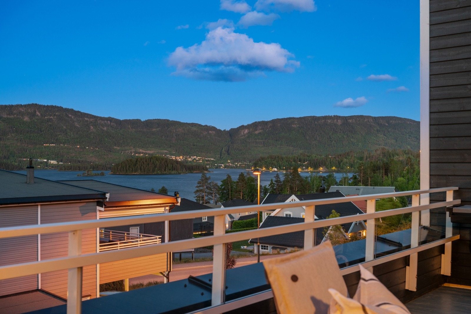 Her nytes morgenkaffen med utsikt mot Steinsfjorden og åsene på motsatt side Galleribilde
