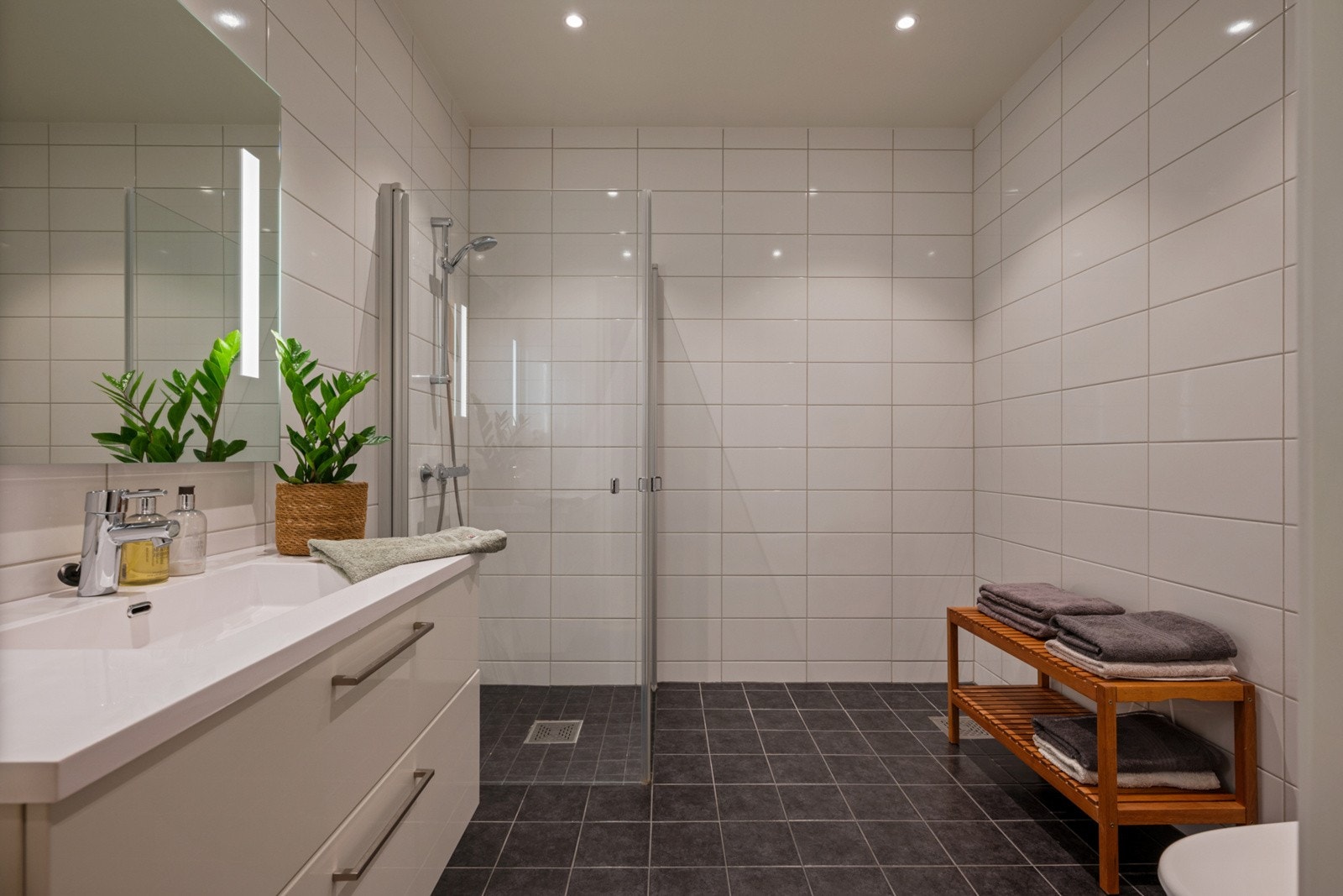 Badet fremstår lyst, tidløst og funksjonelt Galleribilde
