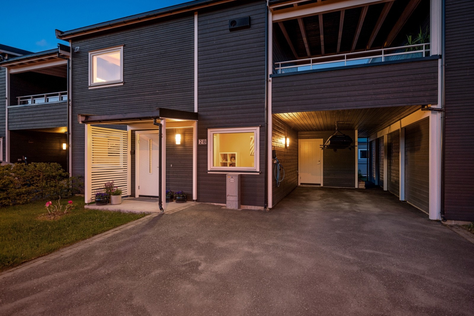 Carport med elbillader og tilhørende utvendig bod Galleribilde
