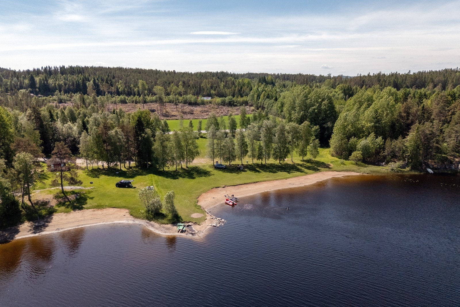Videre er det i tillegg til Lundebyvannets fine badeplass kort vei til Askim og det populære Østfoldbadet - med sklier, stupebasseng, boblebad og
bølgebasseng. Galleribilde