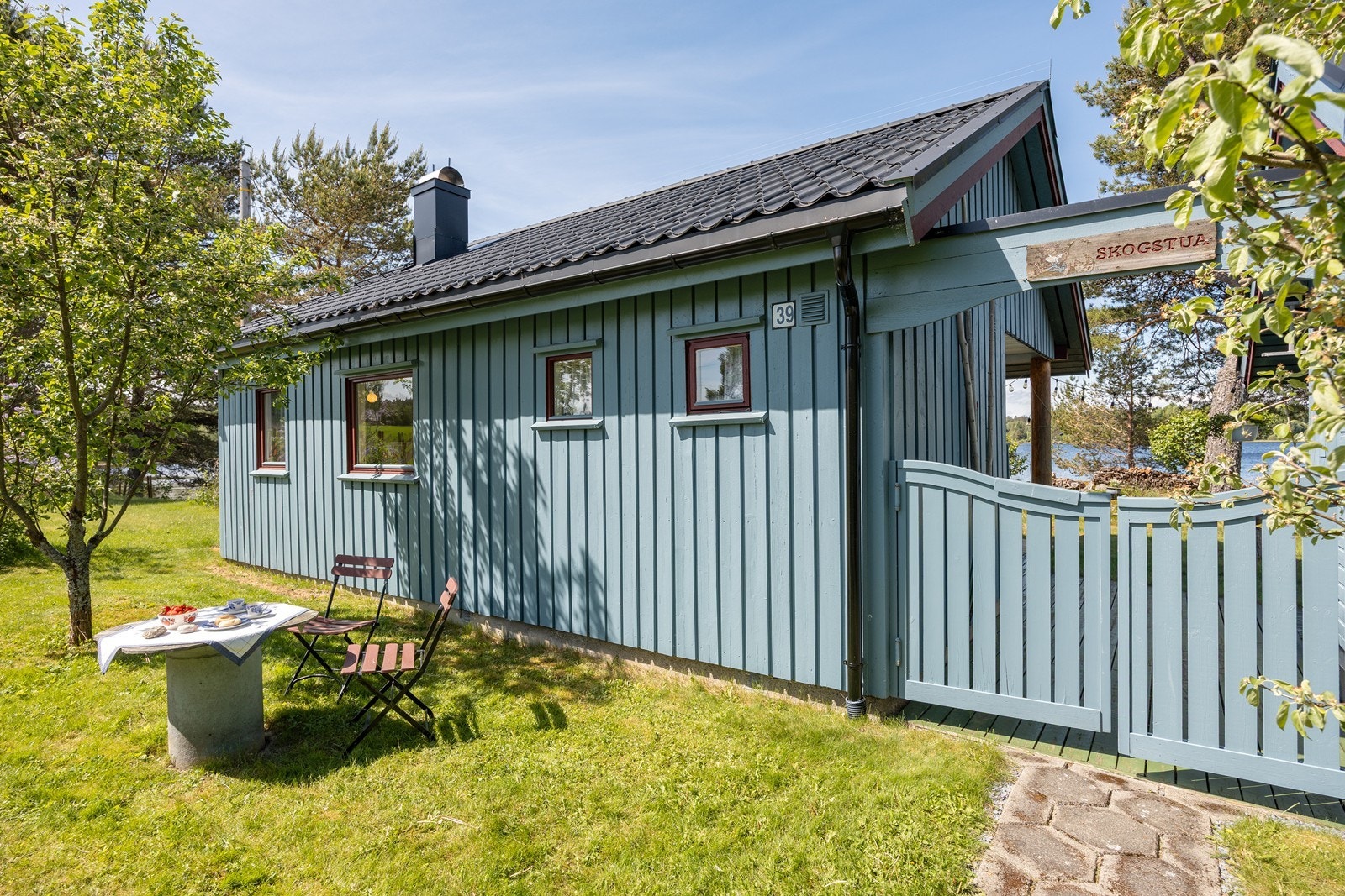 Mellom hytta og annekset er det en trivelig "velkomstportal" som ønsker deg varmt velkommen til hytta med navnet Skogstua. Galleribilde