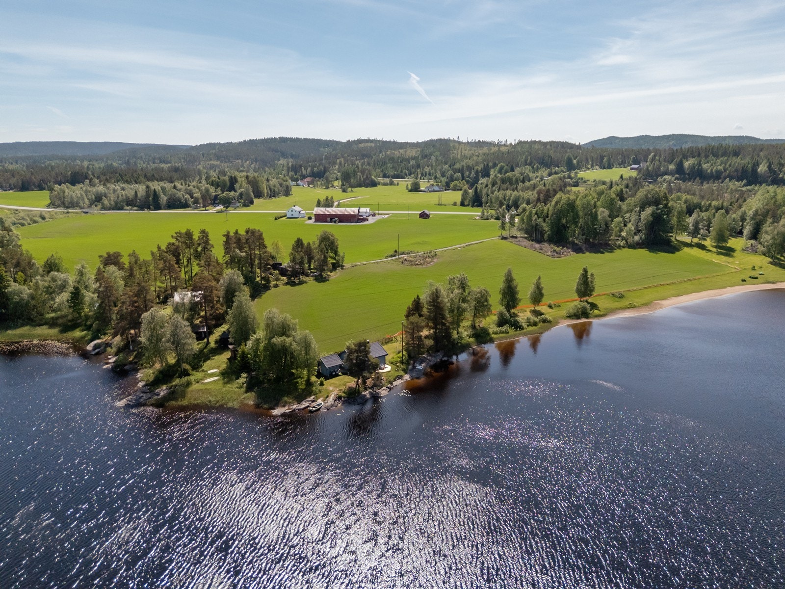Hytta grenser til vakkert åkerlandskap. Galleribilde