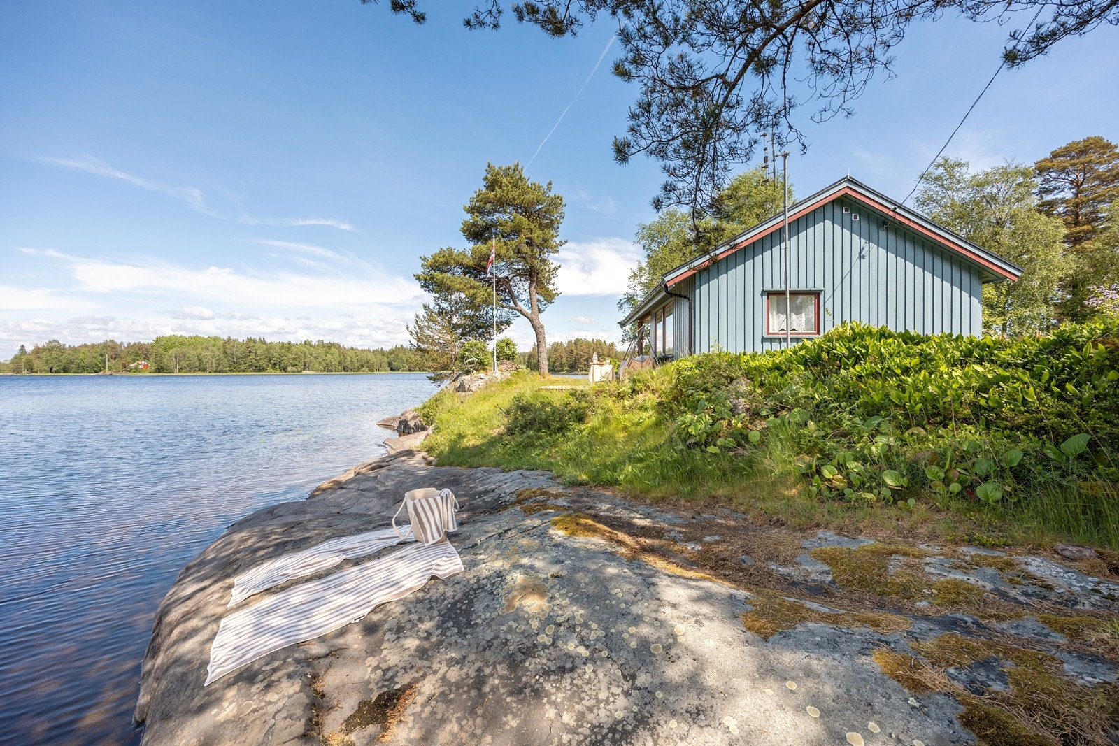 Tenk deg å våkne opp på morgenkvisten og starte dagen her med en frisk dukkert. Galleribilde