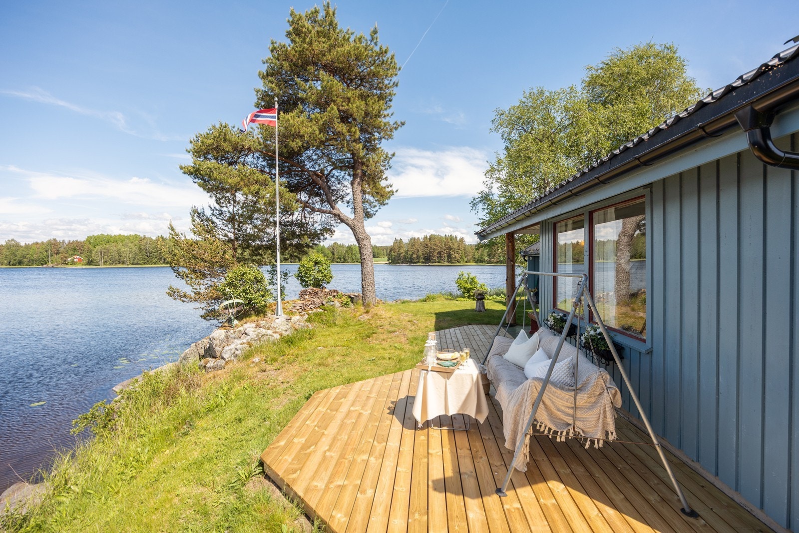Tomten er pent opparbeidet med plenarealer og prydbusker - og har i tillegg stedlig vegetasjon som høyreiste trær og synlig fjell i dagen. Galleribilde
