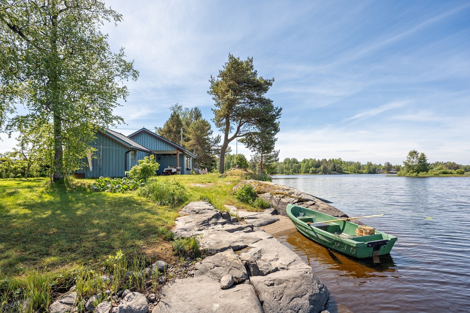 Eiendommen har egen strandlinje og svært solrike uteområder. Galleribilde
