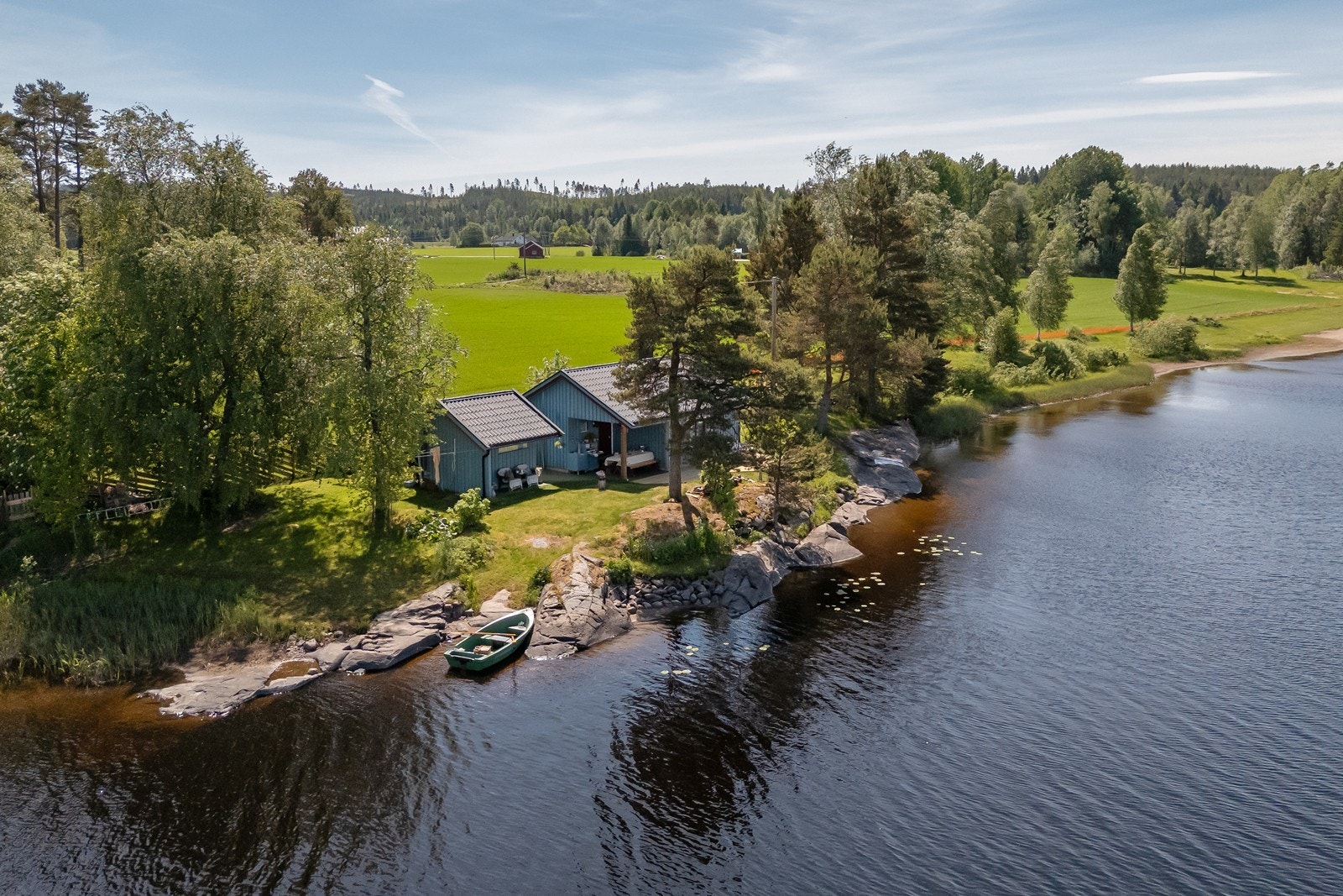 En sjarmerende eiendom i naturskjønne omgivelser med beliggenhet helt nede ved vannkanten av Lundebyvannet. Galleribilde