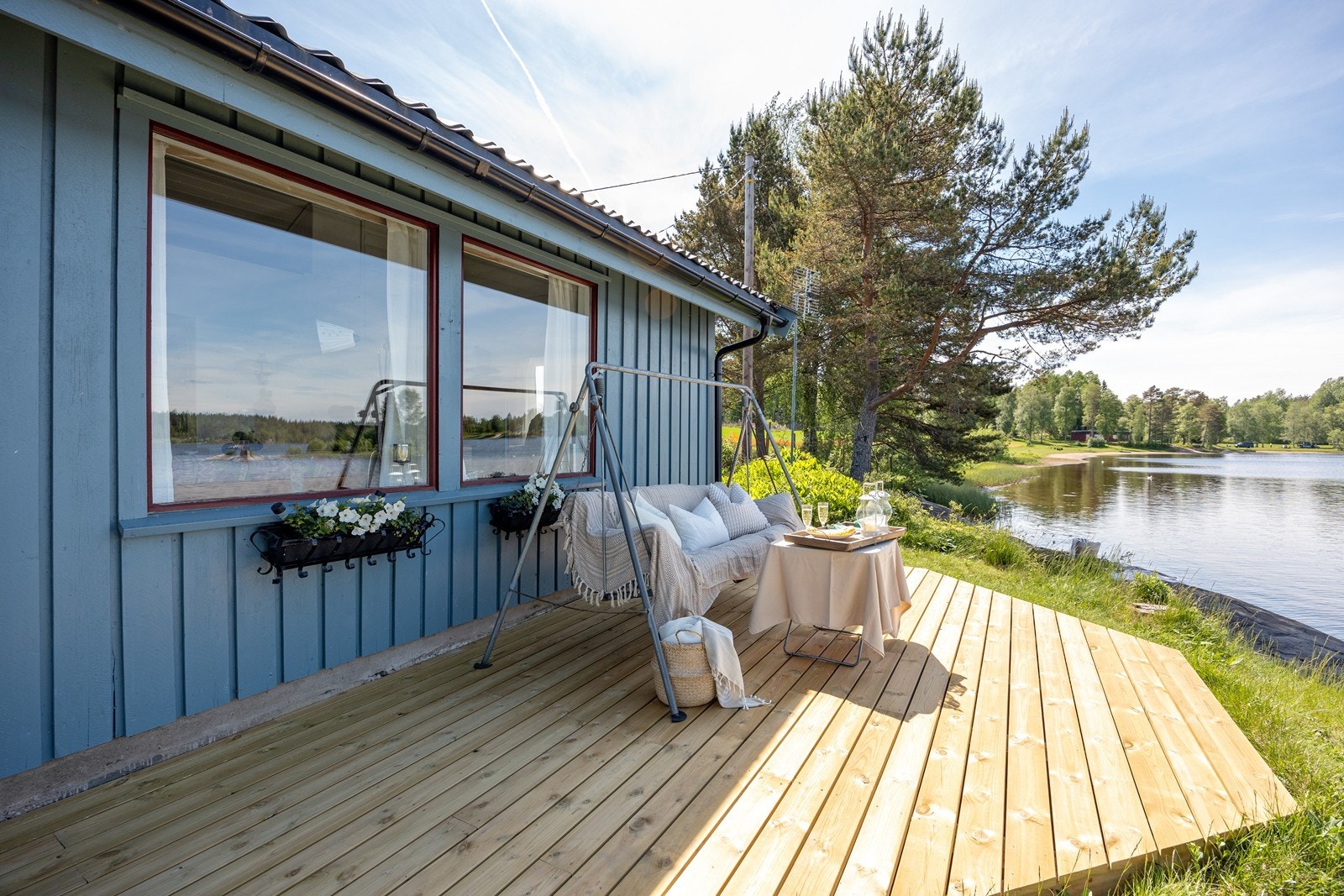 Den store terrassen gir flere fine møbleringssoner - hvor de fleste ivaretar den nydelige utsikten til vannet. Galleribilde