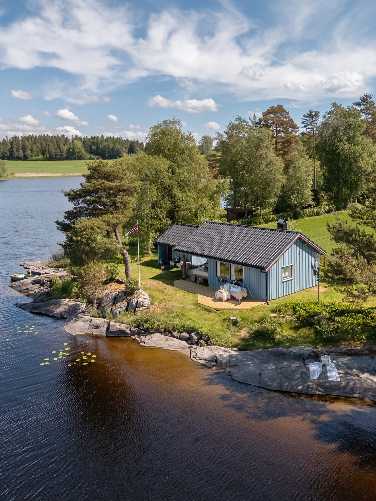 Ikke langt unna hytta ligger det en fin badeplass. Her venter flott sandstrand, store gressplener og langgrunt ferskvann. Galleribilde