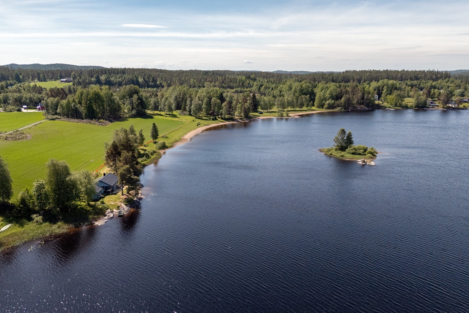 Fra eiendommen er det kort vei til hyggelig grensehandel og nærområdet byr på rikelig med flotte turområder. Galleribilde