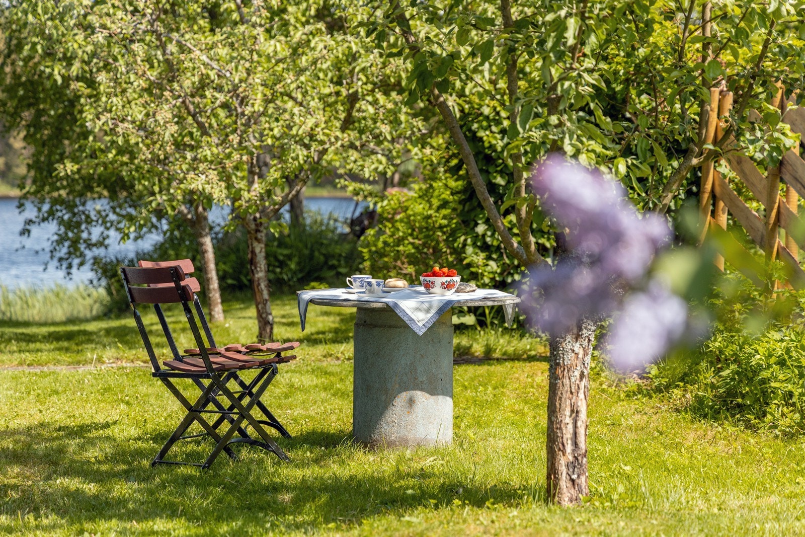 Alle uteplassene rundt på eiendommen gjør det enkelt å følge solen gjennom dagen. Galleribilde