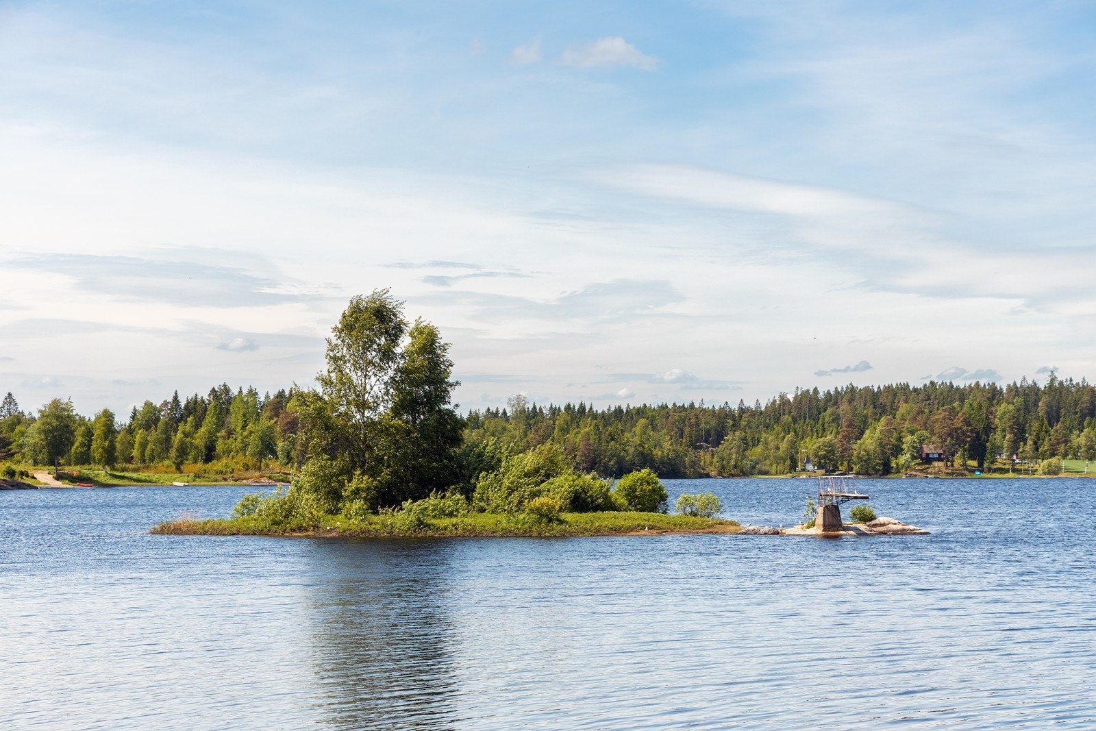 Det er stupebrett på en holme ute i vannet. Galleribilde