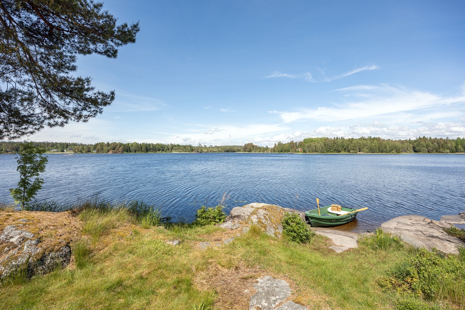 Du kan velge om du bare vil ta en rolig rotur, ut for å teste fiskelykken eller bade fra båten. Galleribilde