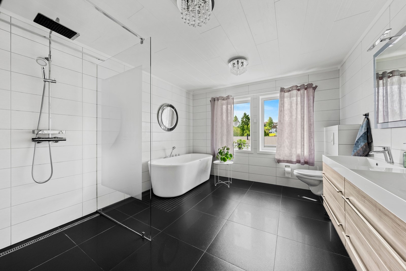 Bad i 2 etasje med dusj og badekar Galleribilde