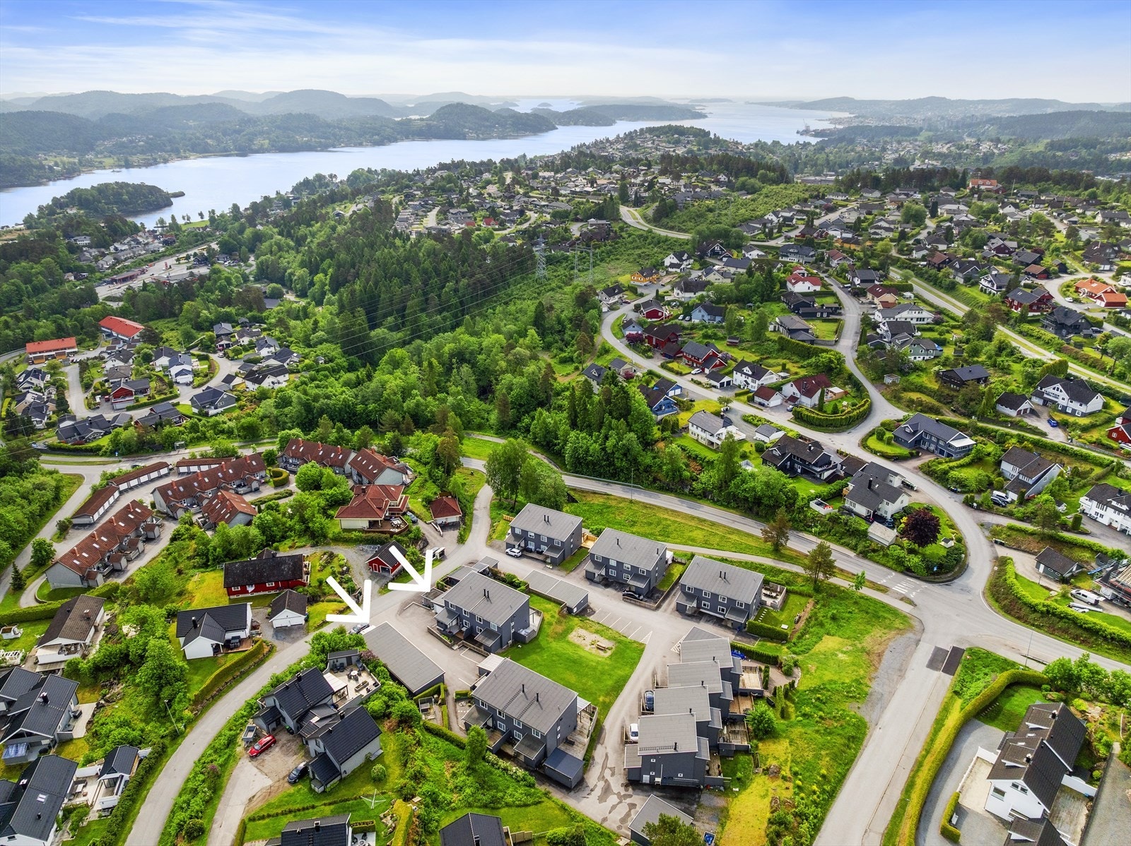 2 garasjer samt 4 parkeringsplasser Galleribilde