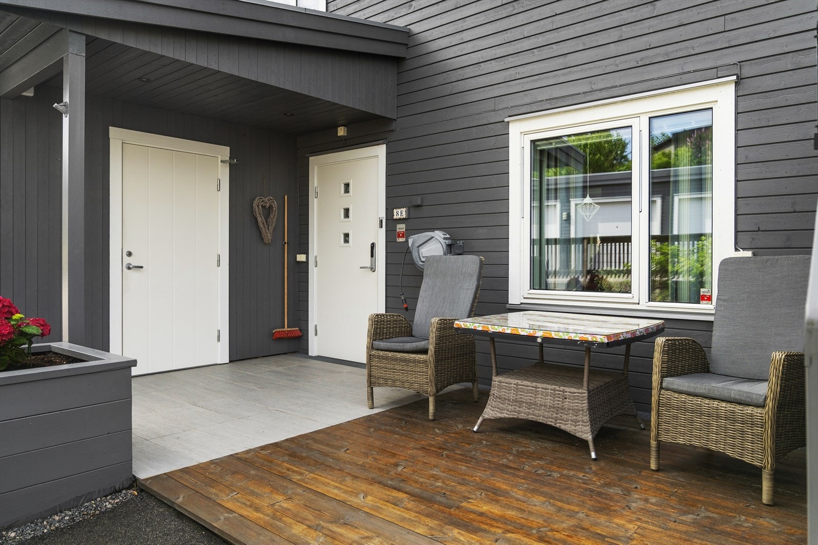 Terrasse ved inngangspariet - romslig utebod Galleribilde